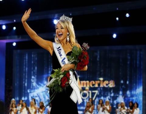 Người đẹp 21 tuổi đăng quang Miss America dù phát ngôn khó hiểu về bà Hillary Clinton
